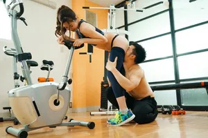 Xin chồng yêu đi tập gym, người vợ địt trộm với anh pt