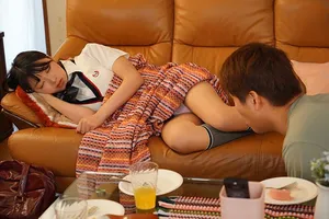 Chàng trai trộm nhìn quần lót em ghệ gấu đang ngủ thì bị phát hiện