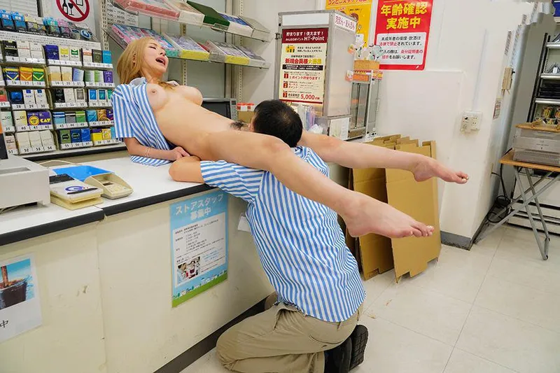 Anh cấp trên tống tình cục vàng ngổ ngáo của chủ cửa chuối tiện lợi