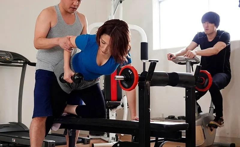 Anh xã phát hiện cô vợ "đi ngoài" với huấn luyện viên thể hình