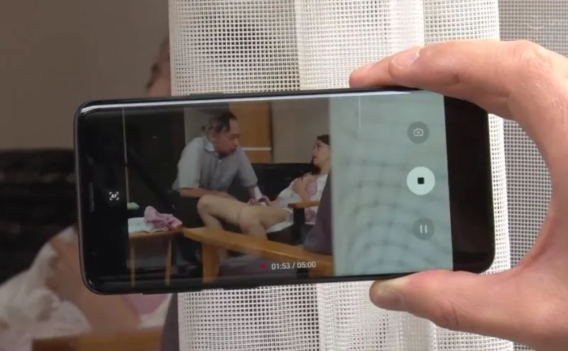 Vợ của con trai gian díu với bố gã chồng bị gã cấp trên khu phố phát hiện